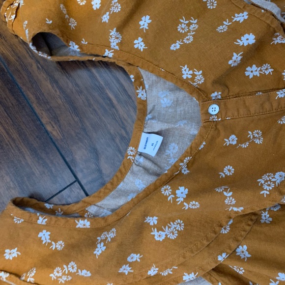 Old navy top - Picture 2 of 3